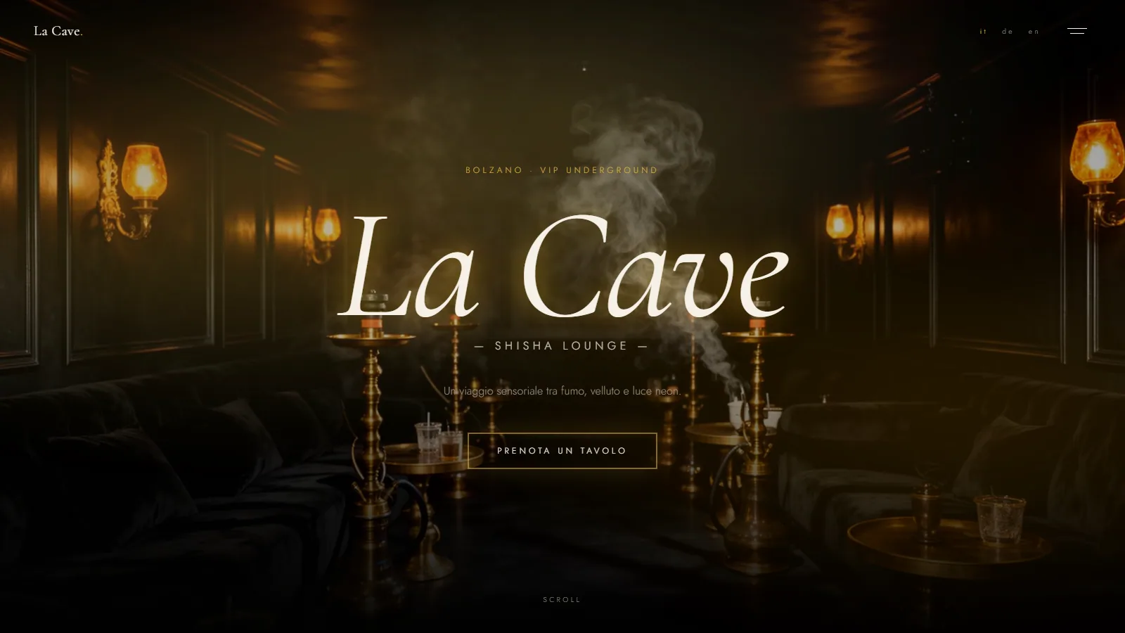 Sito web La Cave, shisha bar di lusso a Bolzano in dark mode con accenti dorati — progetto Aura Web Studio