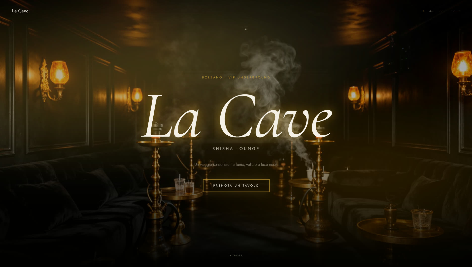 Sito web per shisha bar di lusso La Cave, dark mode con dettagli dorati — progetto Aura Web Studio
